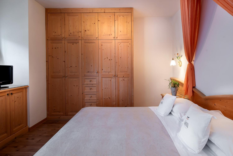 Bedroom 2, Hotel Castel Pietra, Trento