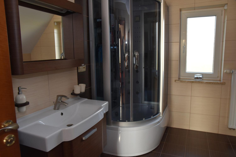 Bathroom 3, Dom z widokiem na jezioro i domek nad jeziorem, Kartuzy