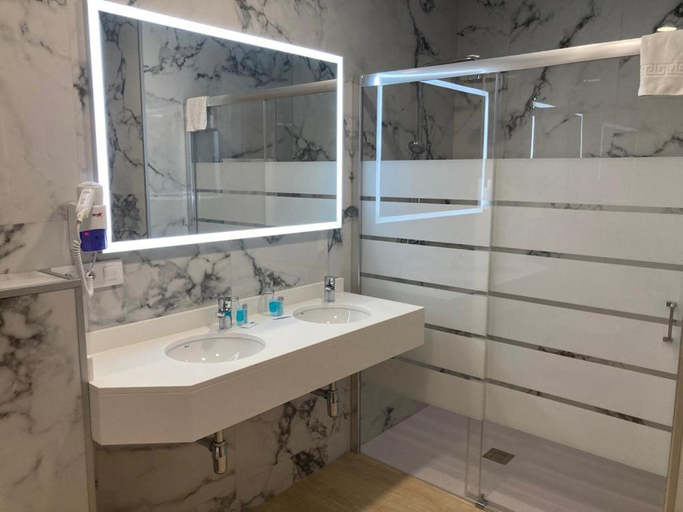 Bathroom 4, Hotel Colon, Baleares