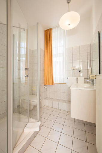 Bathroom 5, Hotel Kronprinz, Vorpommern-Greifswald
