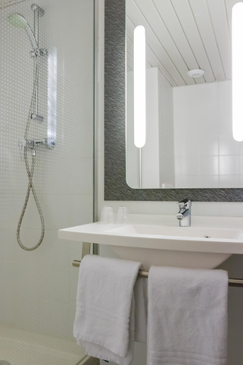Bathroom 5, ibis Porto São João, Porto