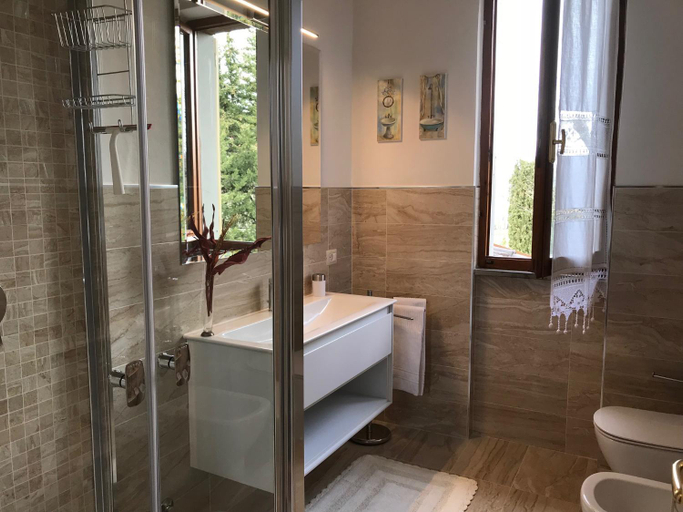 Bathroom 2, La Ghirlanda B&B, Arezzo