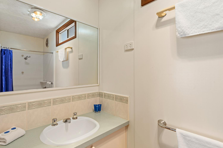 Bathroom 3, Discovery Parks - Moama West, Murray