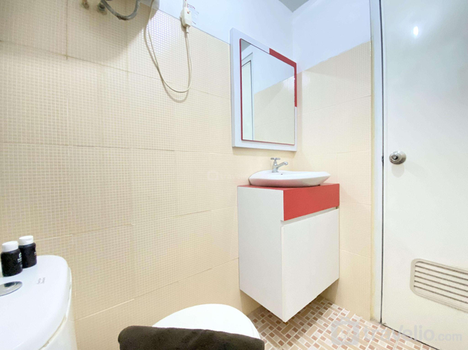 Bathroom 5, Modern Designed 2BR at Suites @Metro Apartment By Travelio, Bandung