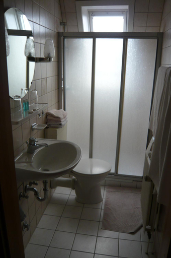 Bathroom 4, Landgasthof Schutzenhof Artlenburg, Lüneburg
