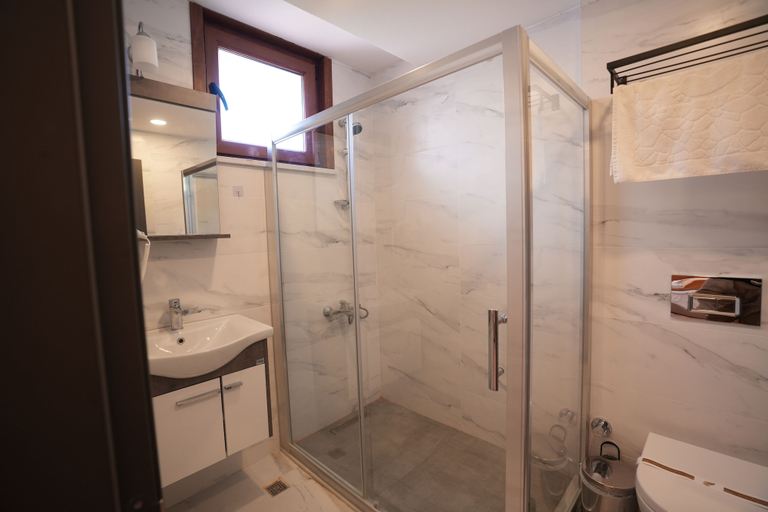 Bathroom 5, Keeper, Fatih