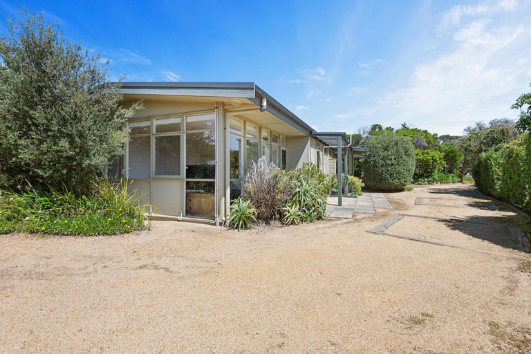 Spacious Coastal 4-Bed Steps from the Sand, Mornington P'sula - South