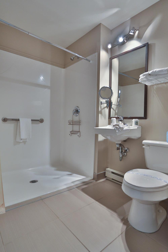 Bathroom 2, Hotel Le Versailles, Les Pays-d'en-Haut