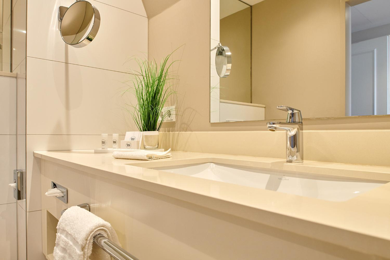 Bathroom 3, Hotel am Delft, Emden