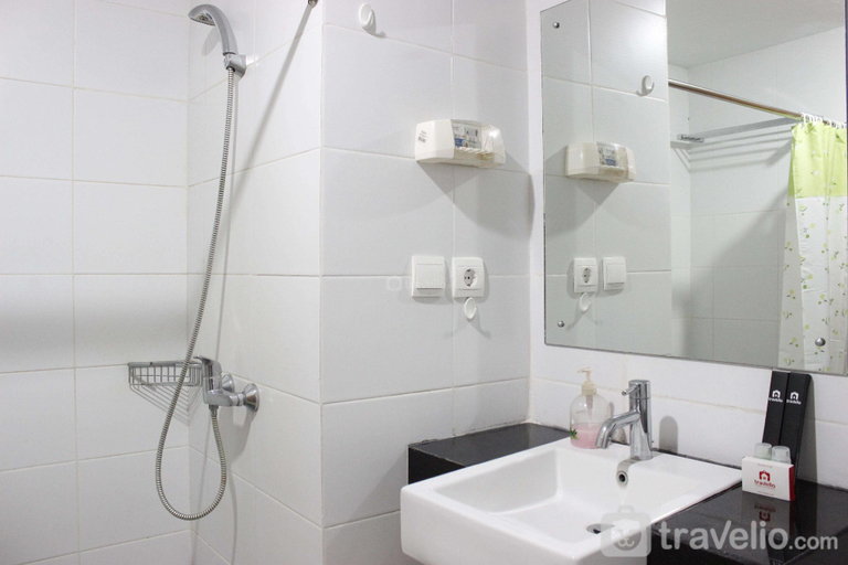 Bathroom 4, Studio at Beverly Dago Apt near ITB By Travelio, Bandung
