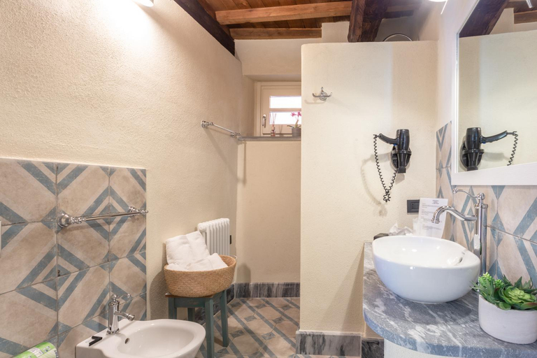 Bathroom 4, Angiolina's Farm, La Spezia