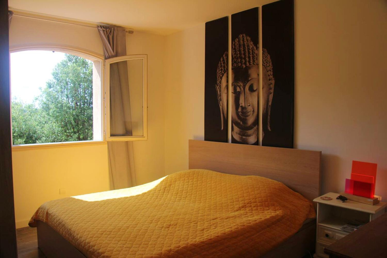 Bedroom, Villa elegante a Saint-Raphael avec piscine partagee, Var