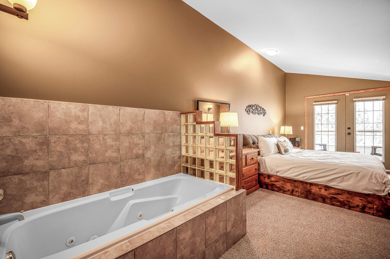 Bathroom 4, Fresh Tracks Retreat Ski In Out Hot Tub, Kootenay Boundary