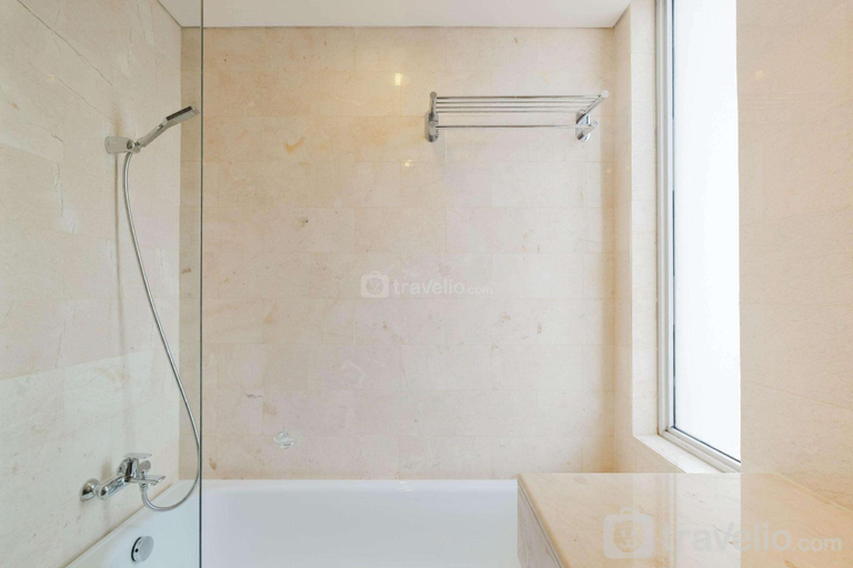 Bathroom 4, Spacious 2BR @ The Empyreal Apartment By Travelio, Jakarta Selatan