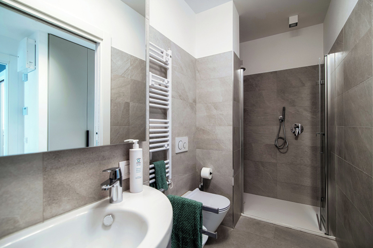 Bathroom 4, Sette, Como