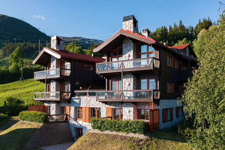 Exterior & Views