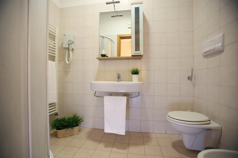 Bathroom 4, Hotel Sant' Antonio, Bari