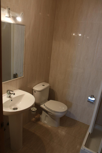 Bathroom 2, Hostal La Plaza, Navarra