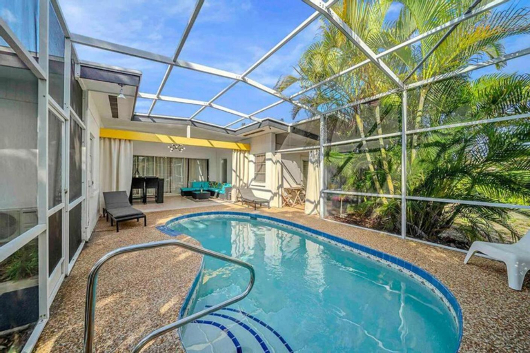 Fantastic Island House 1 mile to the beach with heated pool, Sarasota
