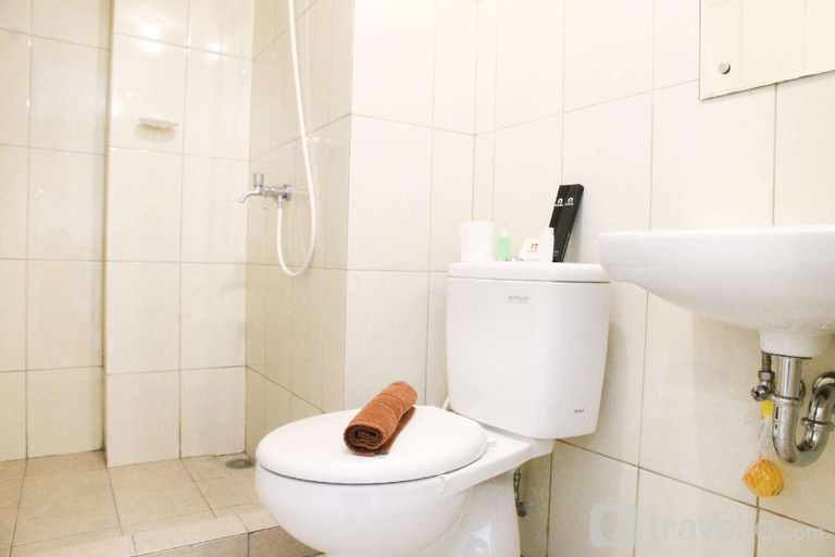 Bathroom 3, Modern 2BR Springlake Summarecon Apt By Travelio, Bekasi