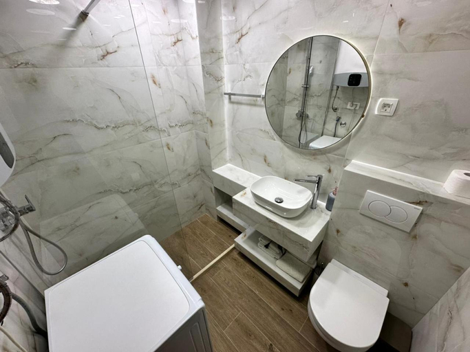 Bathroom 2, Apartments 28