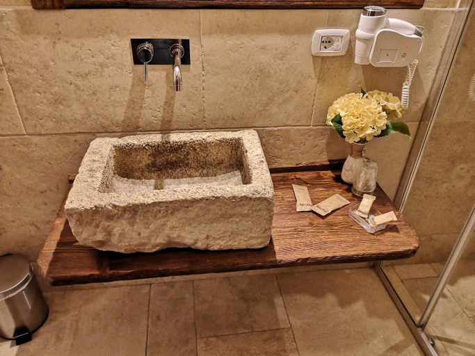 Bathroom 4, Sassi, Matera