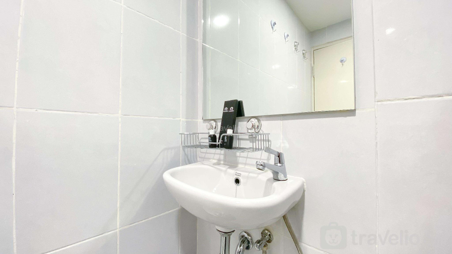 Bathroom, Nice 2BR at 20th Floor Tokyo Riverside By Travelio, Tangerang