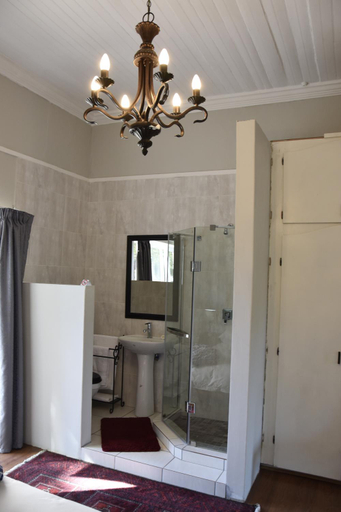 Bathroom 2, Poetry Guestrooms, Dr Ruth Segomotsi Mompati
