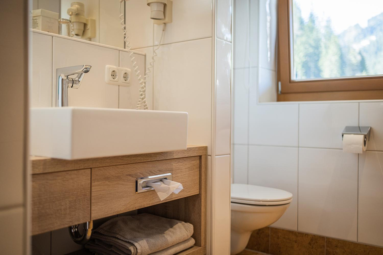 Bathroom 5, Hotel Sonnegg, Zell am See