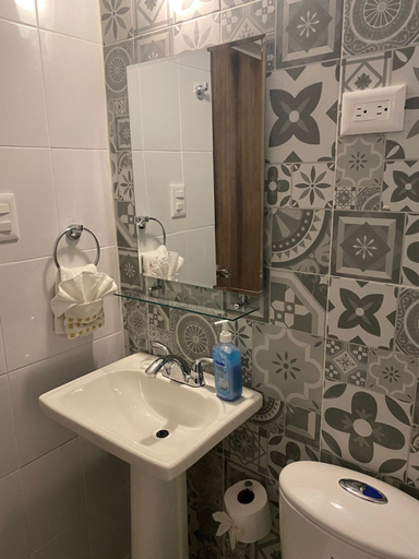 Bathroom 2, Hotel Casa Ceci Inn, La Paz