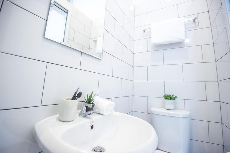 Bathroom 16