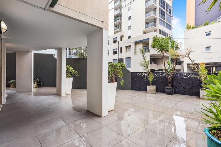 Comfy 2-Bed with Pool and Secure Parking, Spring Hill