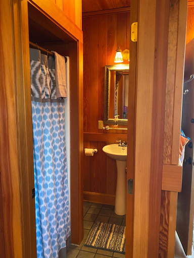 Bathroom 3, Whistling Winds Motel, Lincoln