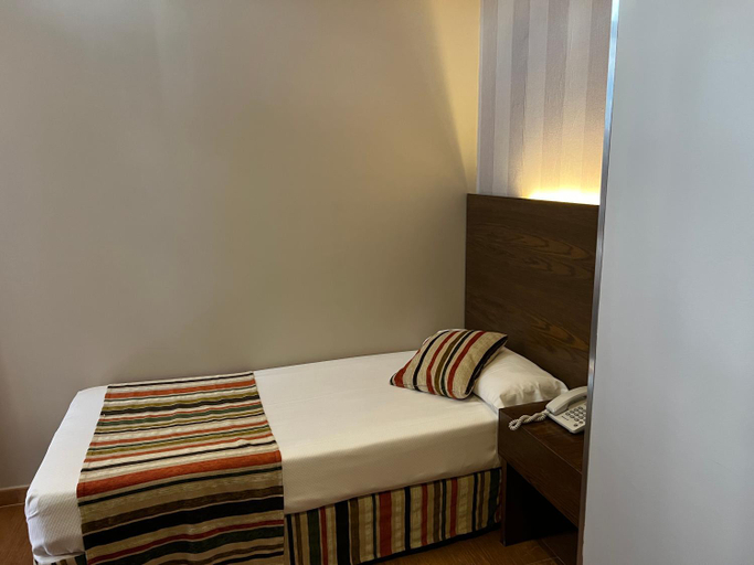 Others 4, Hostal Los Coronales, Madrid