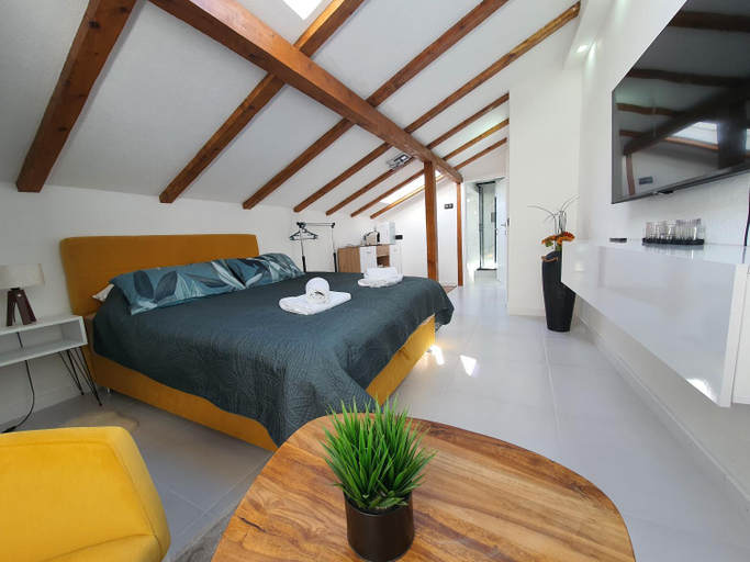 Others 2, Apartmani Gandi, Una-Sana