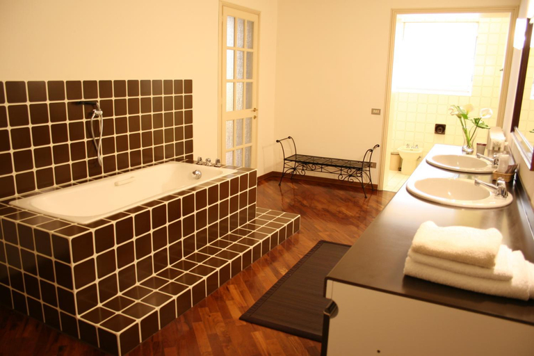 Bathroom 2, Casa Margherita, Mantua