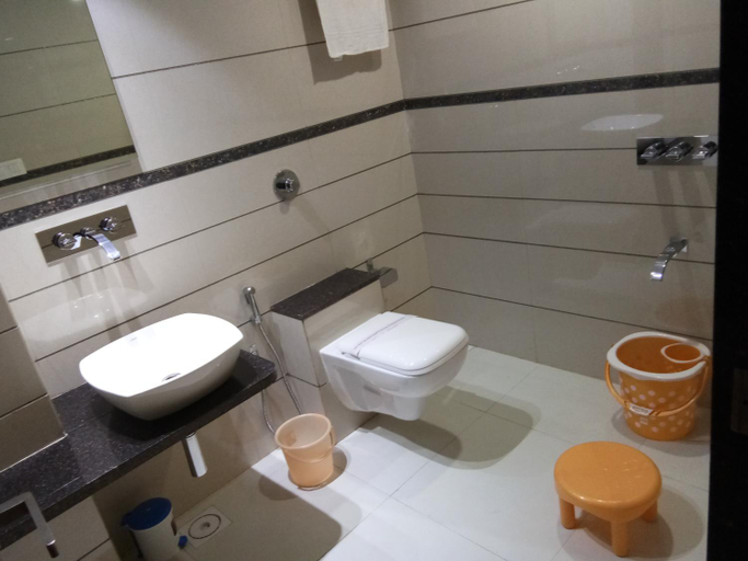 Bathroom 4, Hotel The Furat Inn, Valsad
