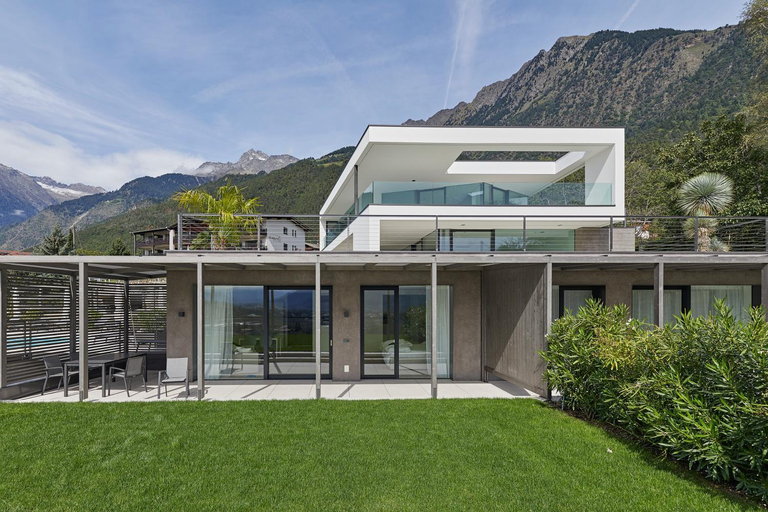 Exterior & Views