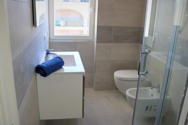 Bathroom 3, Modern Apartment with terrace 50m from the beach - Private Beach Place Included, Venezia