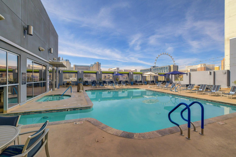 Sport & Beauty 2, Royal Oasis Suite at Platinum Hotel-Strip Views, Clark