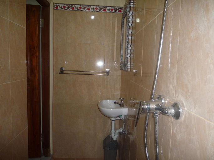 Bathroom 14