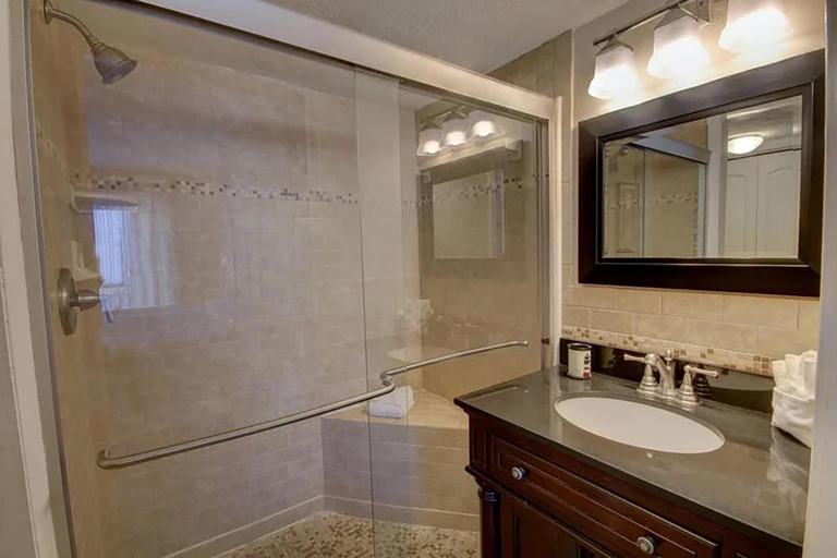Bathroom 4, El Matador 513, Okaloosa