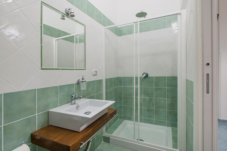 Bathroom 4, Ad Maiora, Salerno