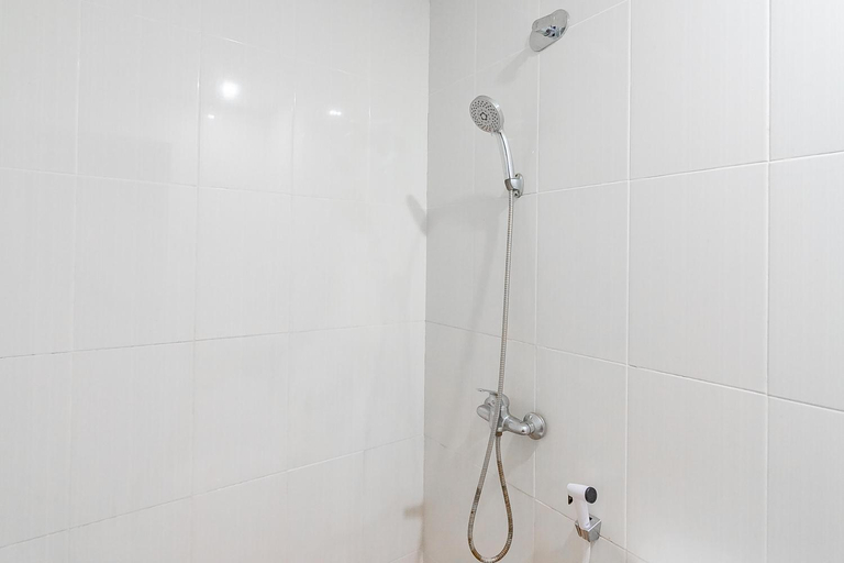 Bathroom 4, RedDoorz @ Rajawali KM 5 Palangkaraya, Palangkaraya
