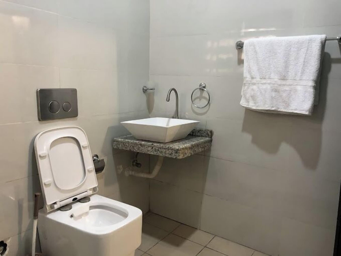 Bathroom 2, Favourite Hotel, Mushin