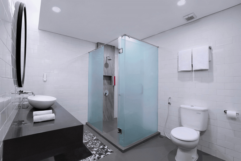 Bathroom 5, Favehotel Ketapang, Ketapang