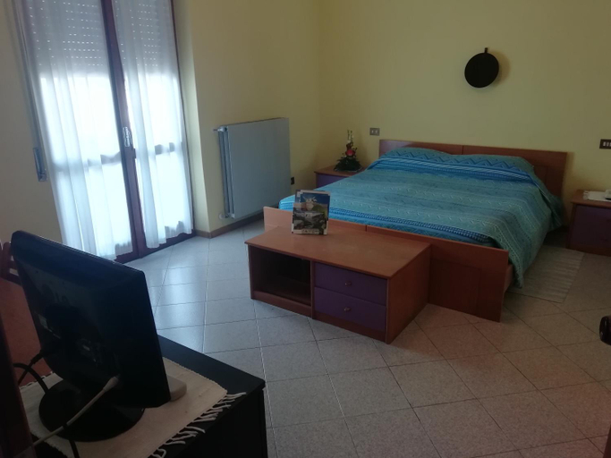 Bedroom 3, Hotel Rezia Valtellina, Sondrio