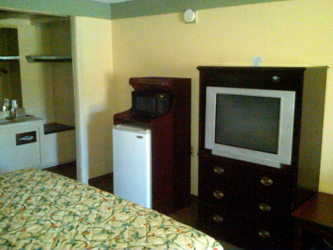 Bedroom 3, Knights Inn - Battle Creek MI, Calhoun