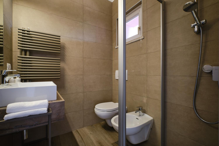 Bathroom 3, Villaggio Turistico Lugana Marina, Brescia