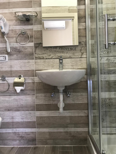 Bathroom 5, Joy Naples, Napoli
